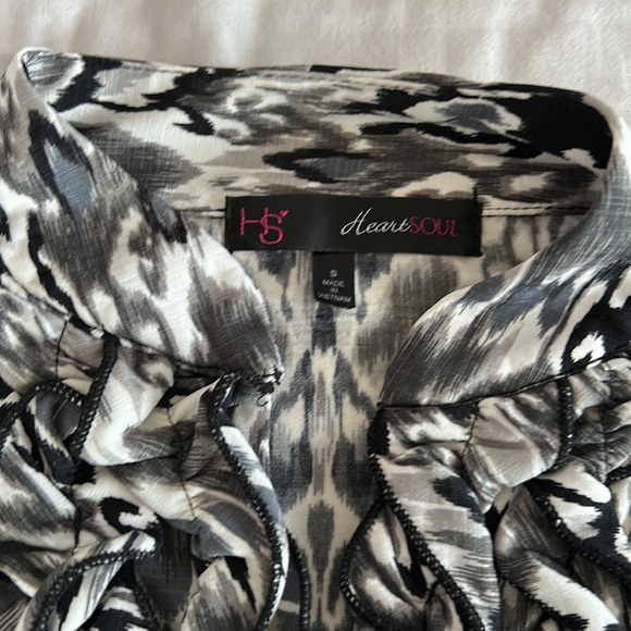 Heart and Soul Women’s Short Sleeve V Neck Blouse size Small - Picture 2 of 6